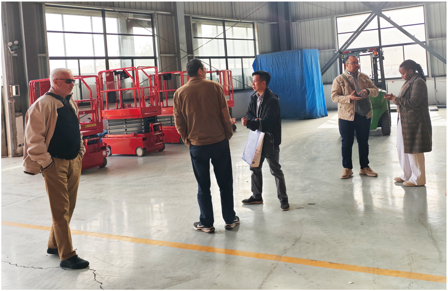 Делегация клиентов из Алжира посетила компанию Zhejiang Wizplus Smart Equipment Ltd и высоко оценила безопасность и передовые технологии подъемных платформ